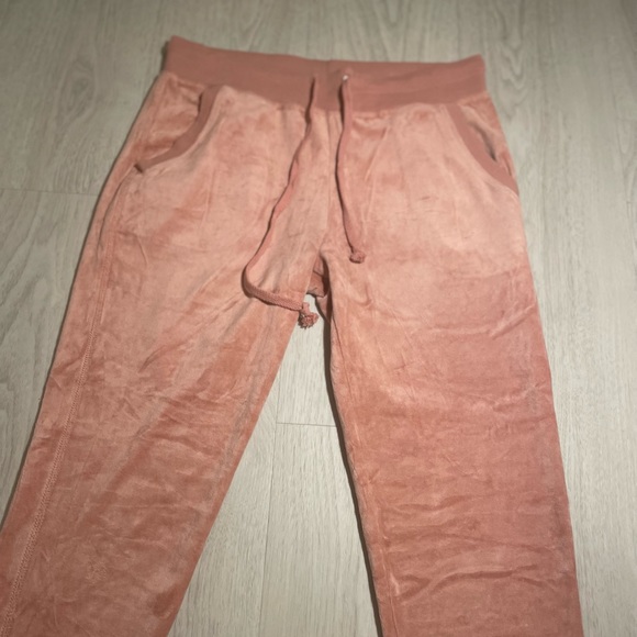 Woman’s dusty pink set. - Picture 7 of 9